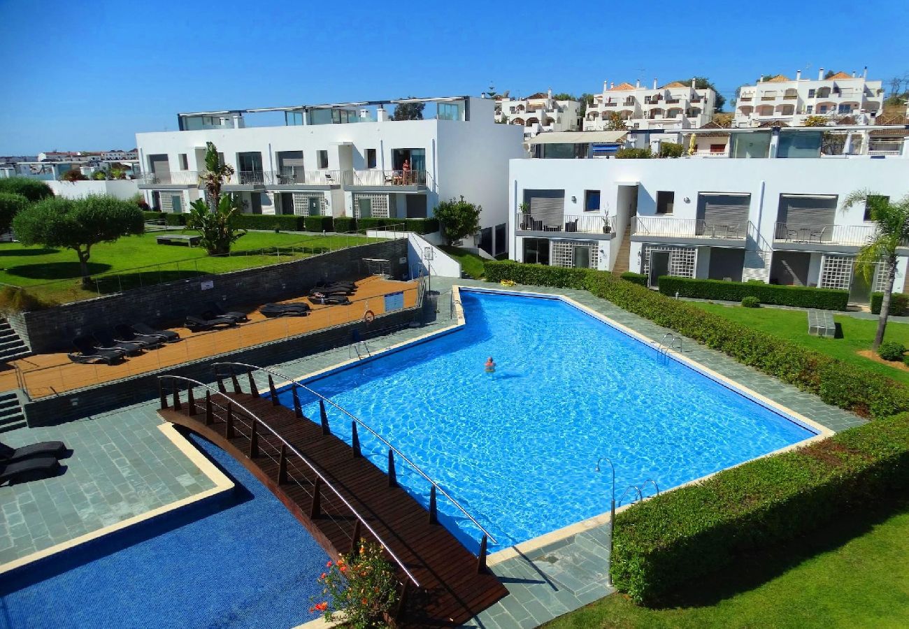 Casa adosada en Tavira - Casa María/piscina, jardín seguro y comedor en la 