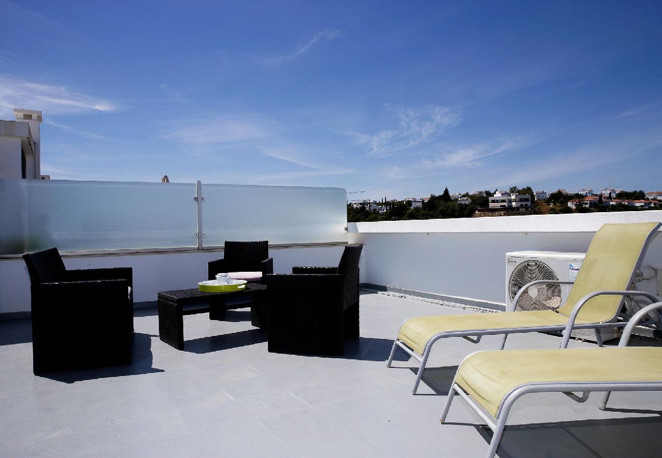 Casa adosada en Tavira - Casa María/piscina, jardín seguro y comedor en la 