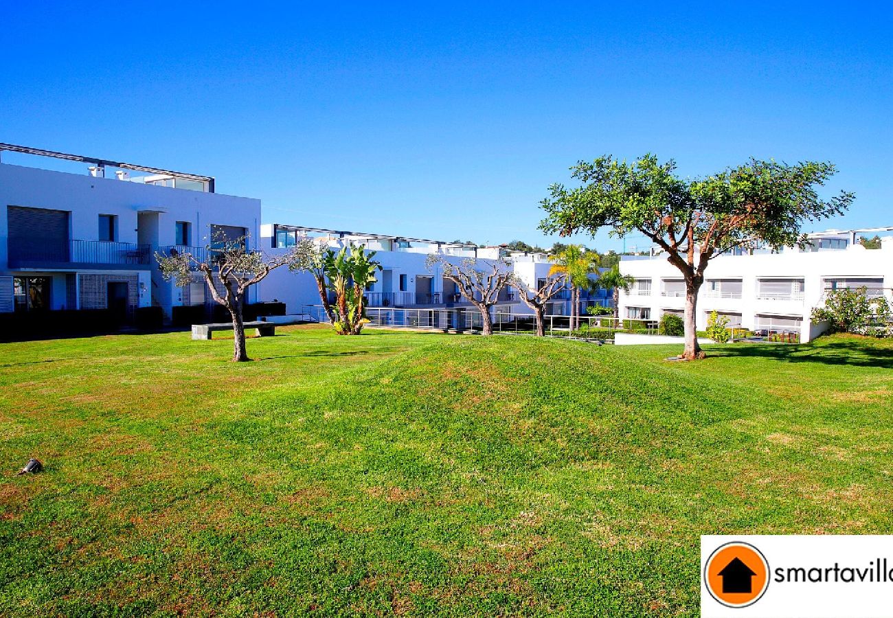 Casa adosada en Tavira - Casa María/piscina, jardín seguro y comedor en la 