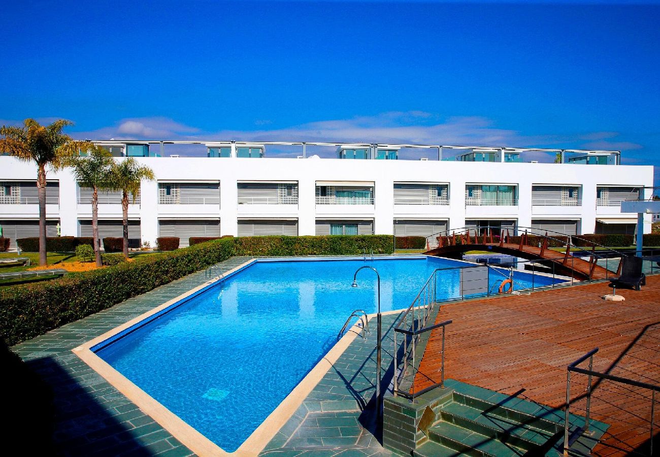 Casa adosada en Tavira - Casa María/piscina, jardín seguro y comedor en la 