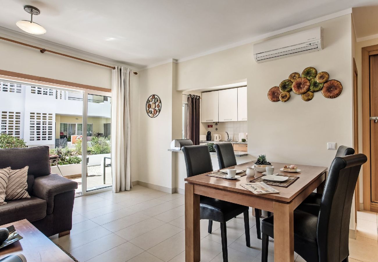 Apartamento em Cabanas de tavira - Apartamento Patricia/Pátio de jantar e piscina 