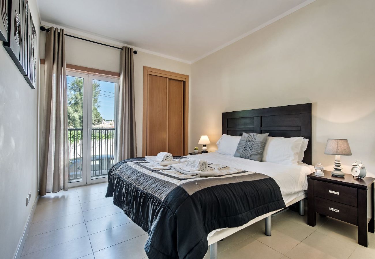 Apartamento em Cabanas de tavira - Apartamento Patricia/Pátio de jantar e piscina 