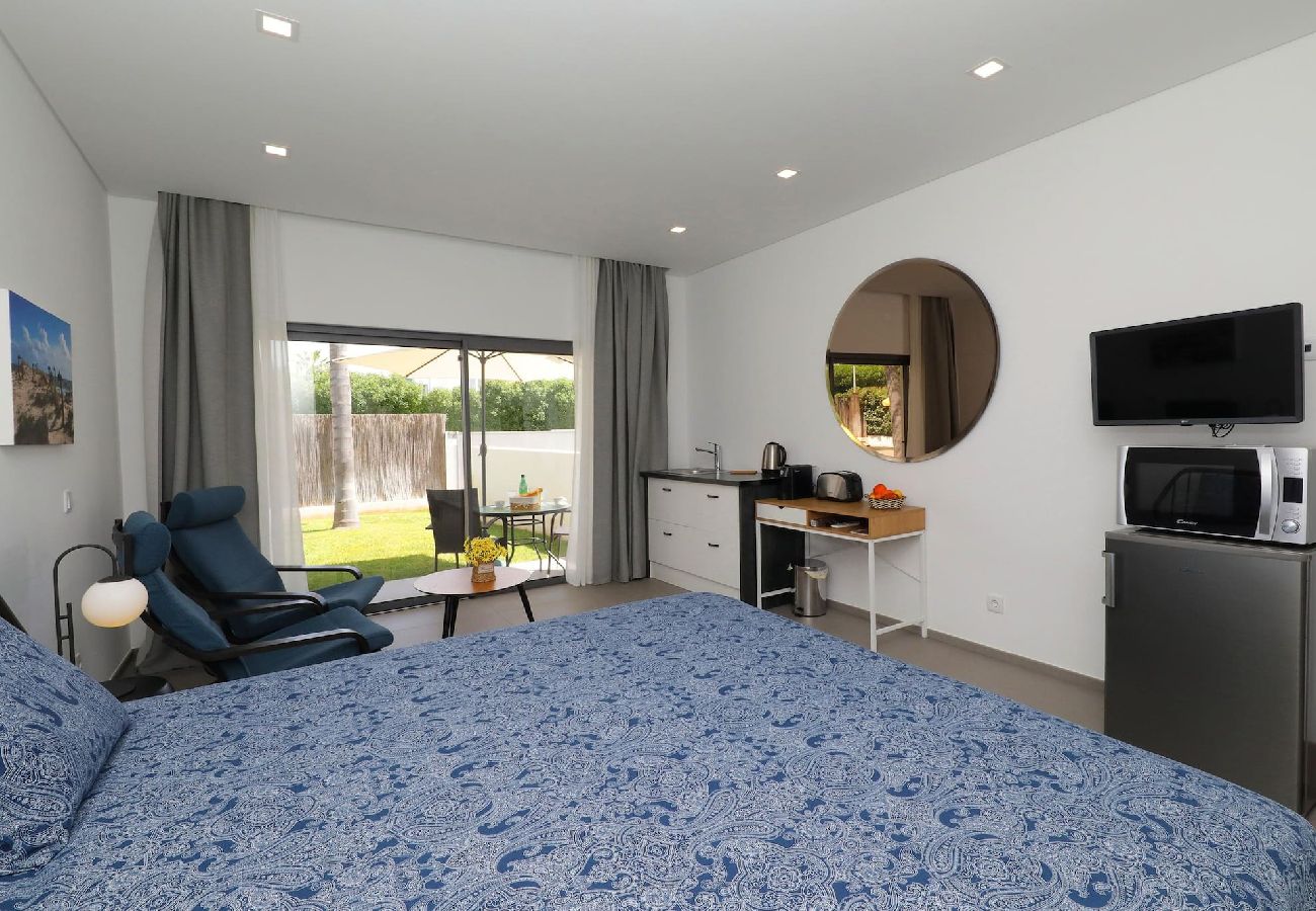 Apartamento em Tavira - PEROGIL SUITES: “Girassol”/Quarto Elegante com Piscina 