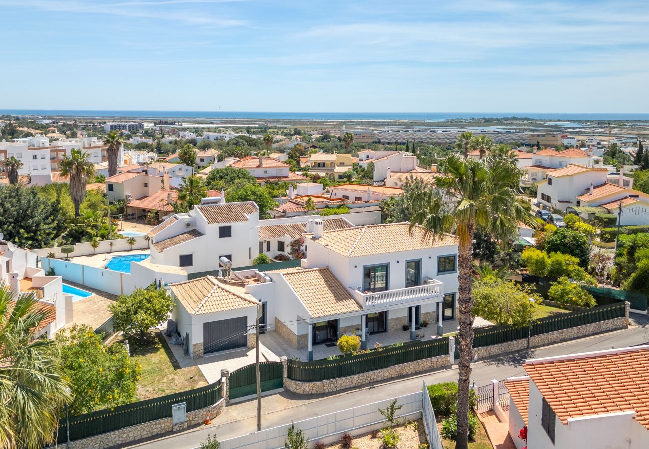 Villa em Tavira - CASA LEAH – Elegante Villa Contemporânea com Piscina